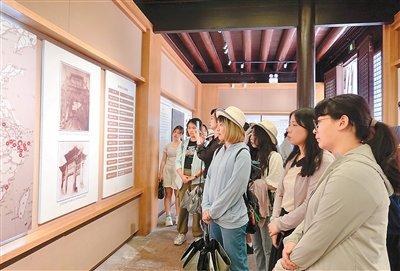 图为在宁波“阳明文化研习营”活动中，两岸青年了解阳明文化。