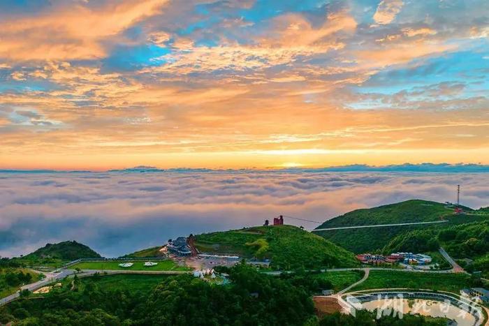 百里荒晚霞。图源：湖北日报