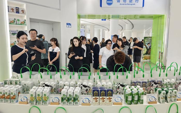 采访团走访伊利健康谷。中国经济网　宋雅静／摄