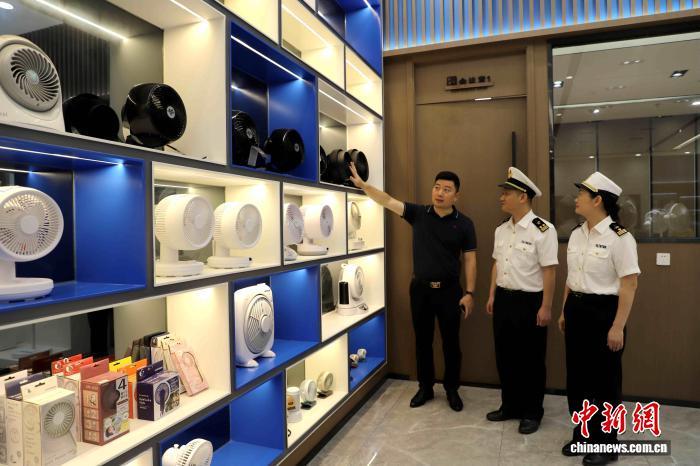 广州海关所属河源海关关员在风扇出口企业调研。广州海关供图