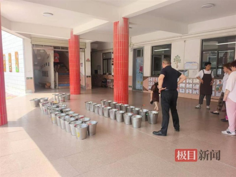 一个班一个铁桶,这所小学有项特殊比赛,谁都不想“赢”